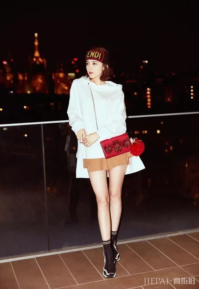 你穿卫衣+短靴=真的时髦炸了!