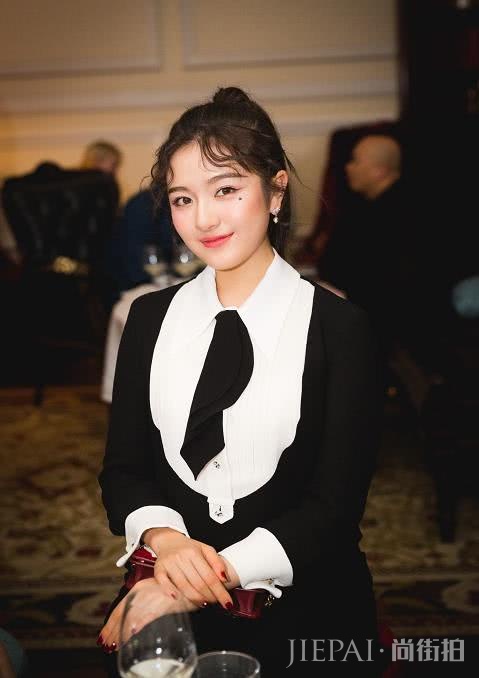 19岁李兰迪亮相活动,化浓妆尽显成熟女人味,“周周”长大了