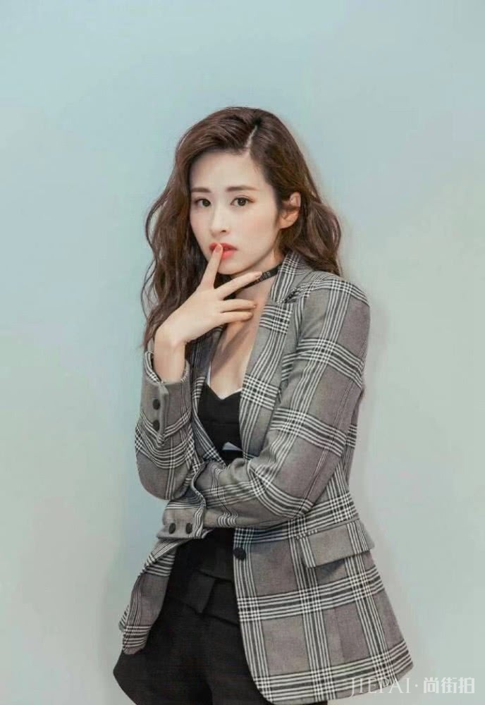 颖儿换发型大变样,一头卷发气质迷人,清新少女变气质辣妈