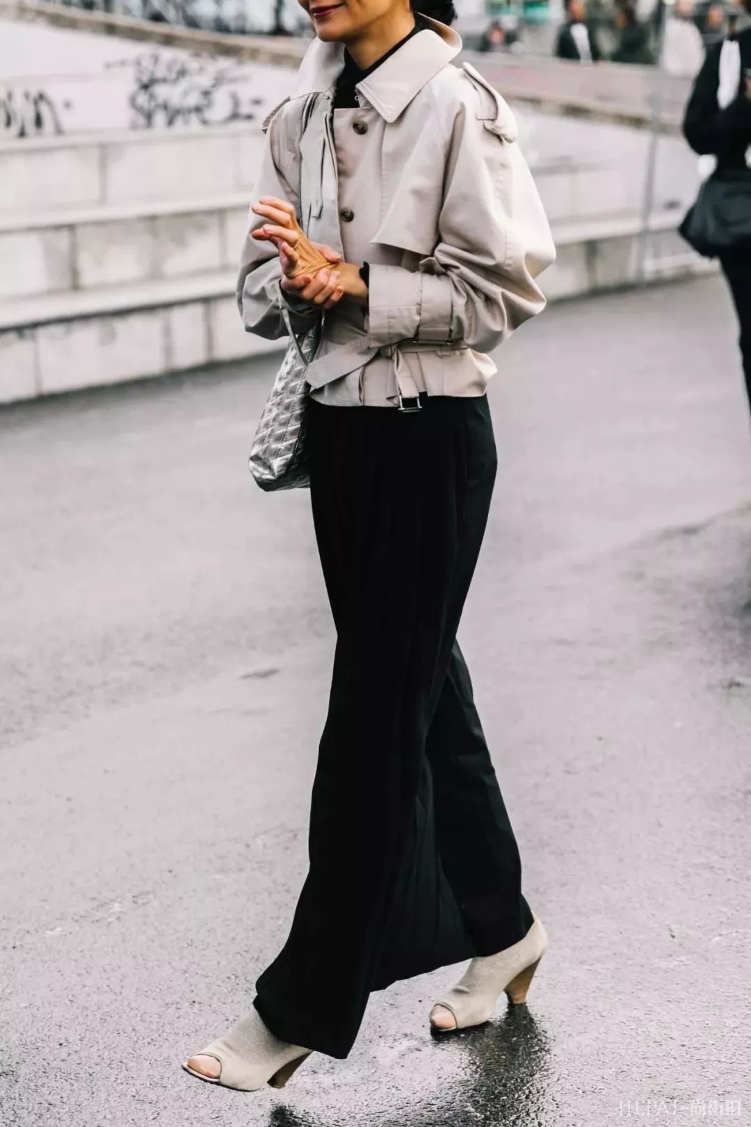 这个冬天流行在裙子里穿裤子？是的！