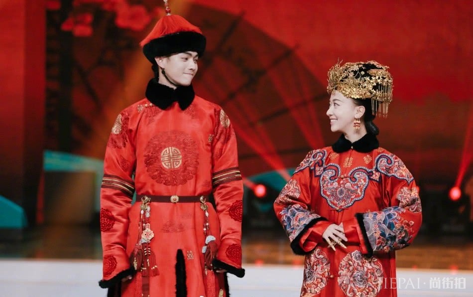 “傅璎CP”再合体,吴谨言穿一字肩扎半马尾,娇俏少女味十足