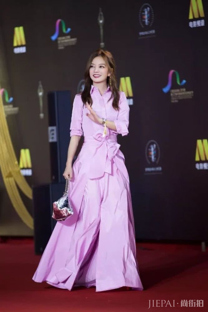 都说黑色显瘦,但赵薇瘦下来穿黑色却是另一种时尚!