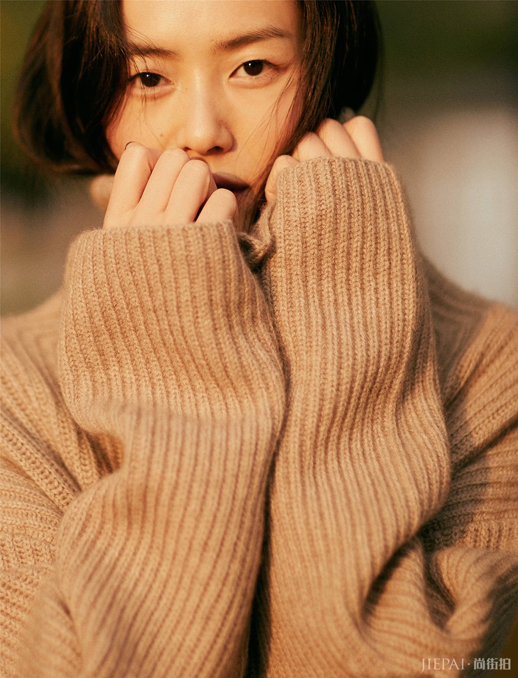 刘雯游西安古城，演绎大地色系的高级感！