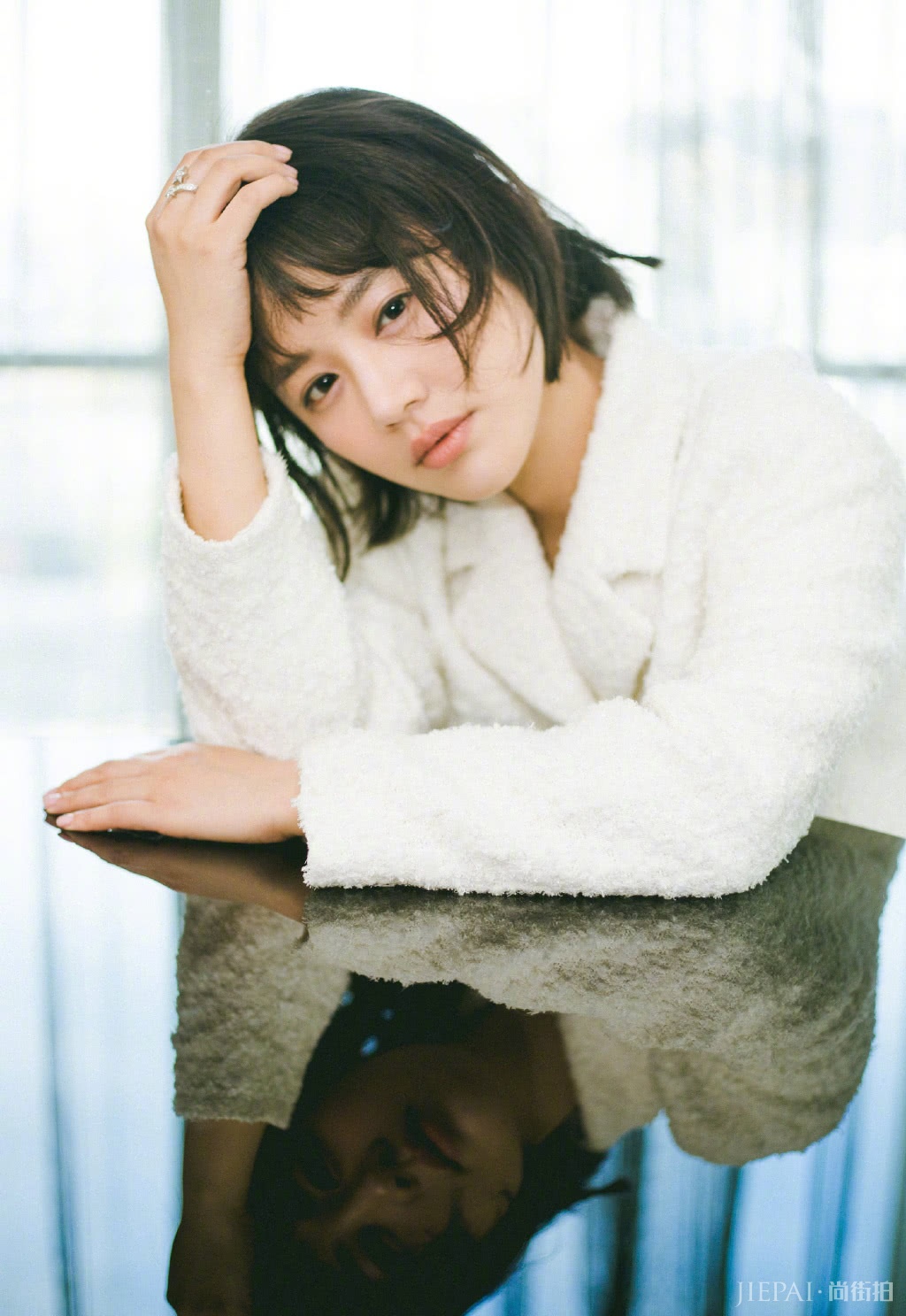 马思纯剪短发大变样,一款短发看上去像18岁小女孩