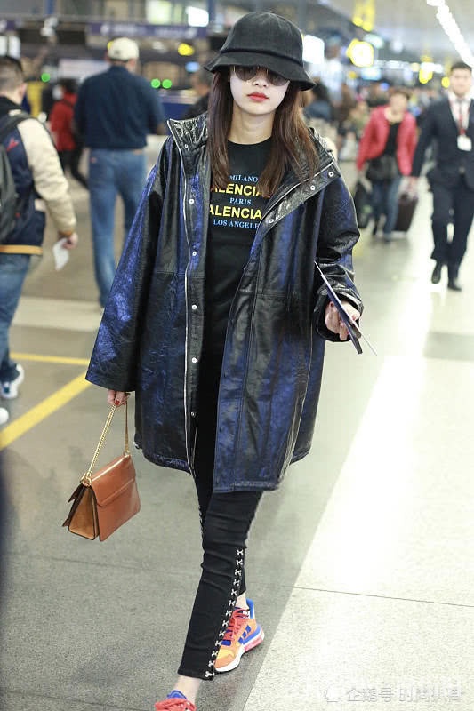 孙怡机场街拍 穿超长大衣路透照曝光，少女感十足
