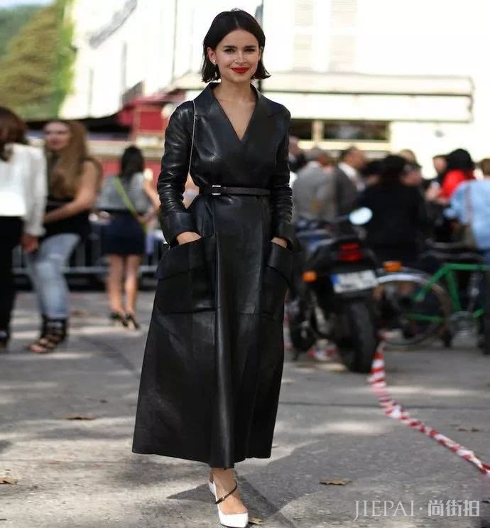 欧美街拍 风衣裙是西装裙之后又一大时髦利器