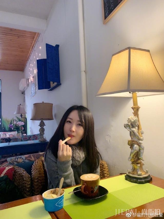 杨钰莹近照曝光:留标志性长发 皮肤光滑白皙像20岁少女