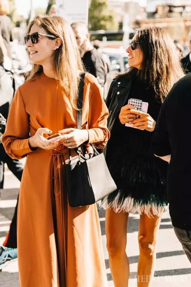 火热又时尚的一种颜色，我们应该怎样去搭配才好呢？