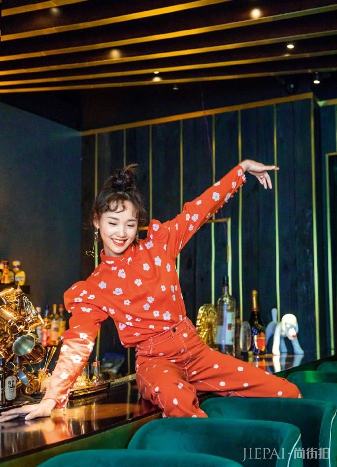 吕小雨长筒袜故意堆起来,瞬间显高10厘米