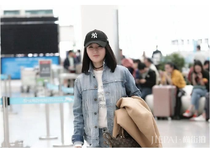 47岁杨钰莹,穿整套牛仔装还原“年代感”可依旧没能扛住岁月!