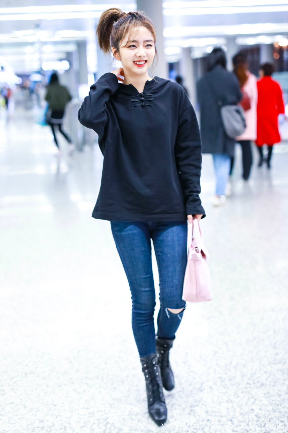 谭松韵把紧身裤绑进短靴里，就显腿长好几公分!