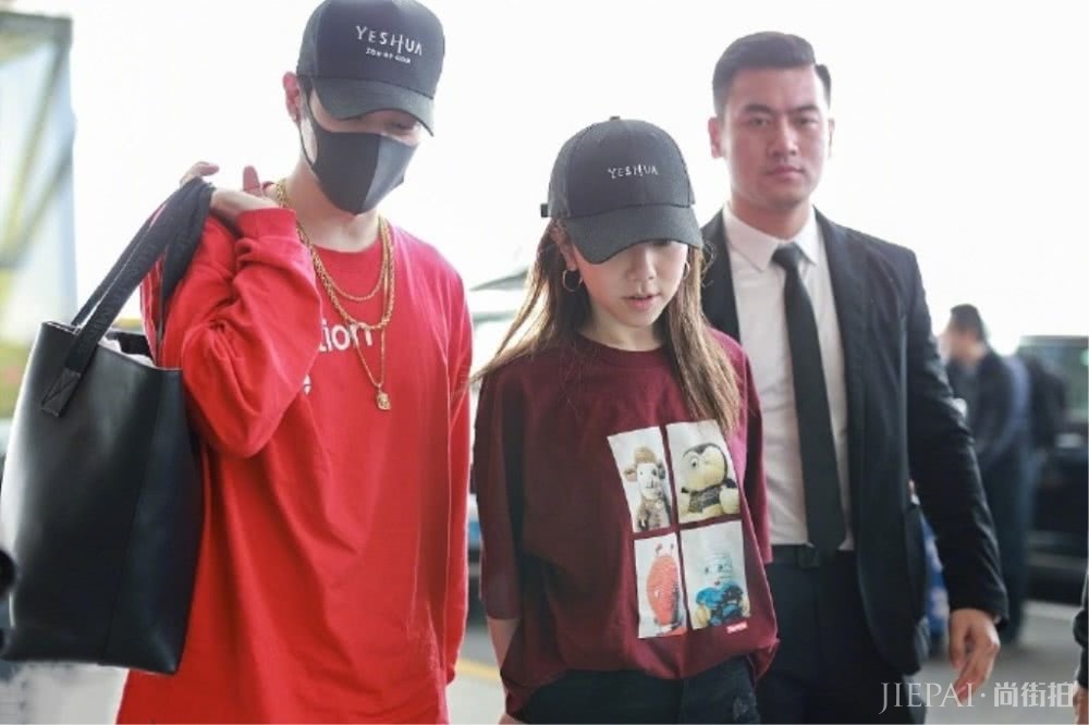 邓紫棋和男友机场街拍,同戴情侣帽酷范十足