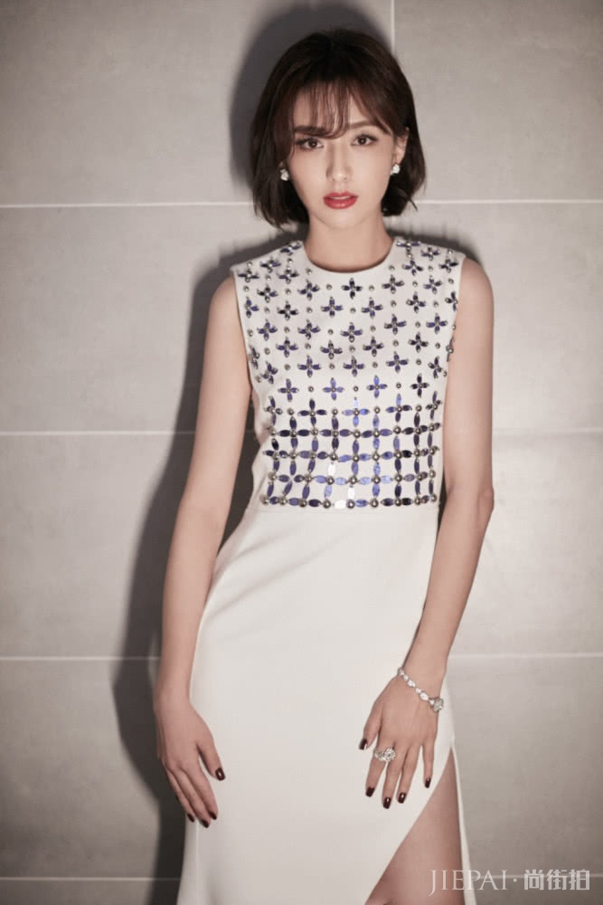 佟丽娅出席活动,穿白色连衣裙美成仙