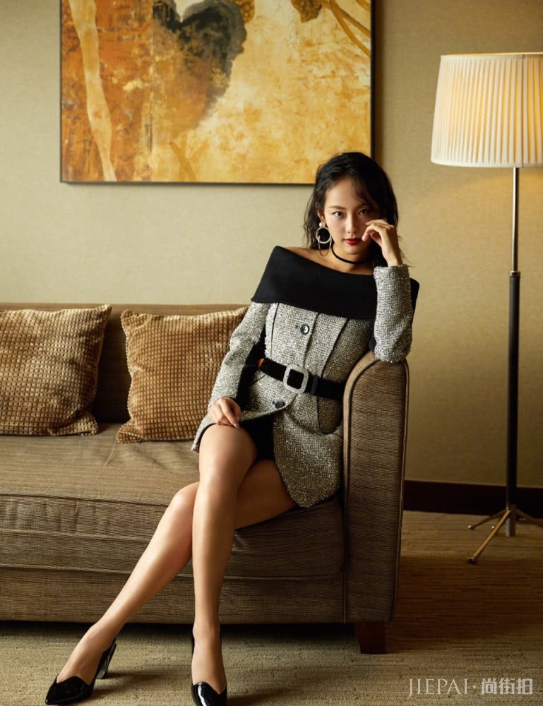 张嘉倪穿T恤卖萌,却被高颜值老公意外抢镜,被惊艳了