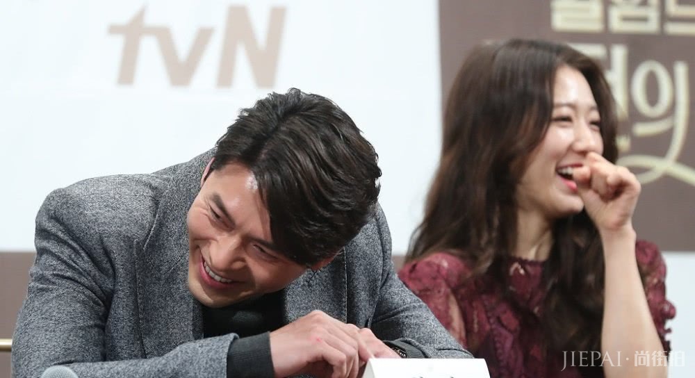 朴信惠宣传新剧，穿酒红色蕾丝裙女人味十足，和玄彬同框甜到鼾