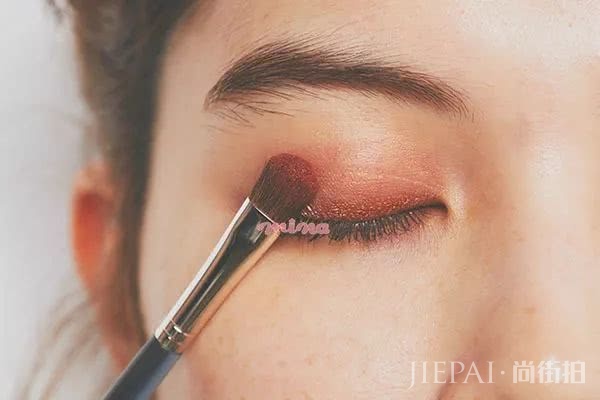 学会眼影×眼线的实用组合 教你一步步打造最潮眼妆