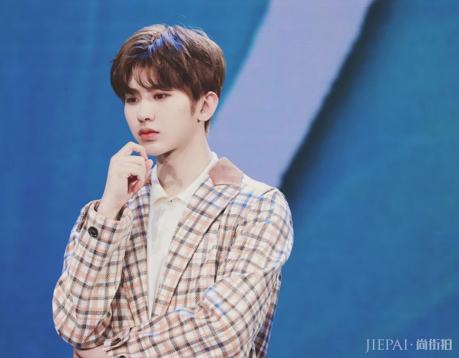 易烊千玺蔡徐坤格纹穿出型男味!