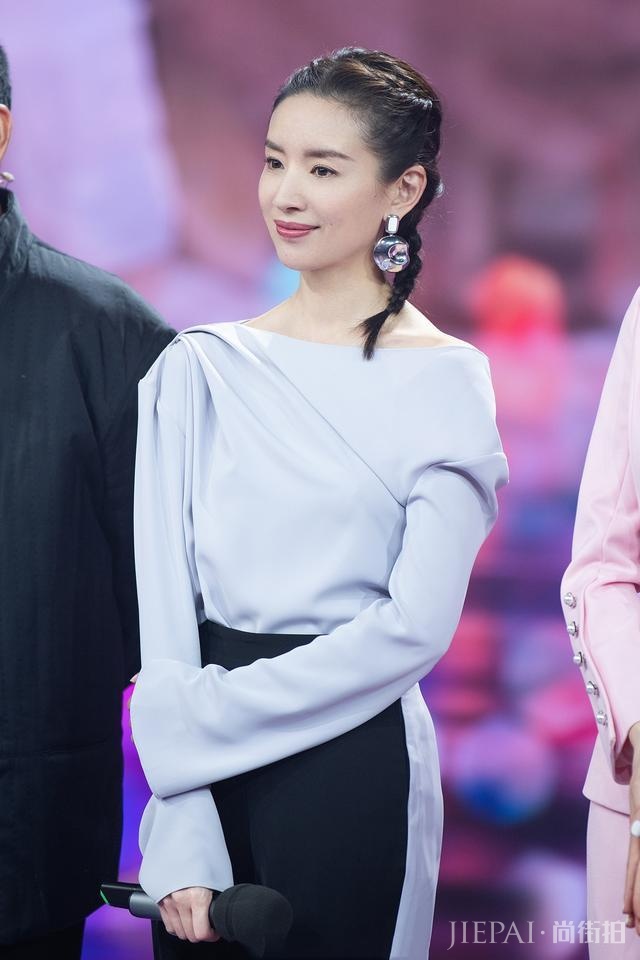 董洁一袭红裙配亮片装气质惊艳，扎个马尾辫更减龄了