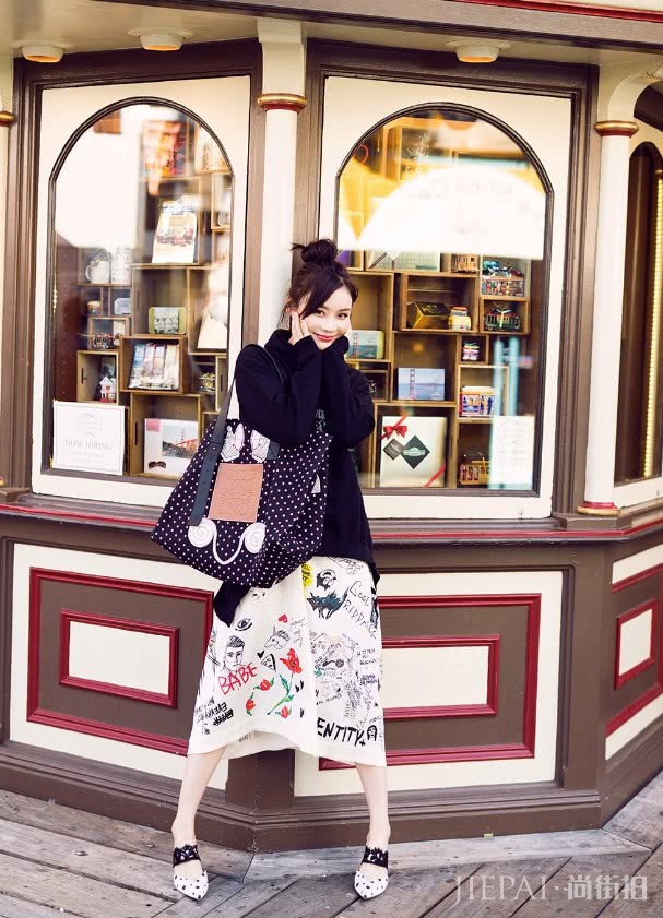 袁姗姗竟把画报拿来当裙子穿?瞬间显嫩10岁不止