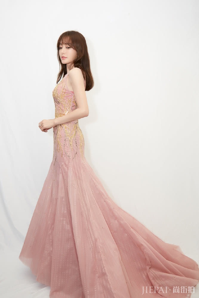 37岁秦岚8套礼服尽显魅力,每套都展现S型身材 女人味十足