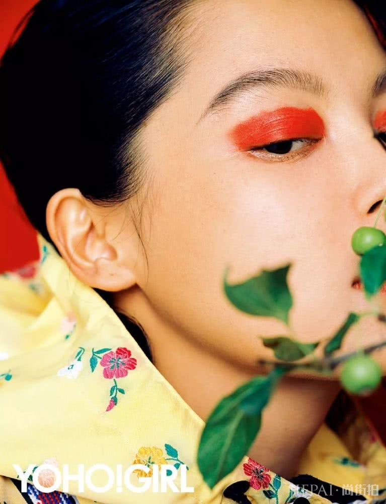 辛芷蕾的手机壳上,大写着“老子会火”。