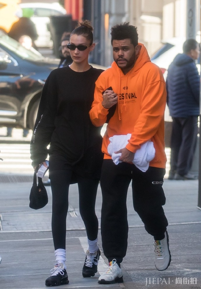 贝拉哈迪德身穿长款针织毛衣去维密试装 气场十足