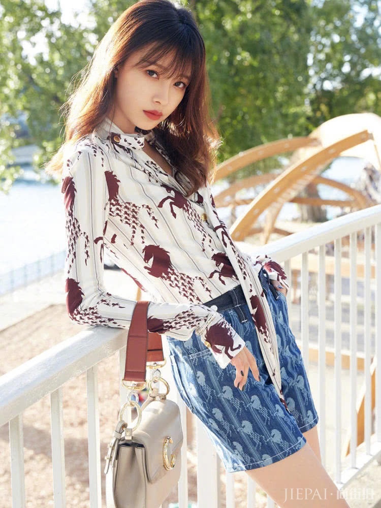 孙怡高跟鞋搭棉袜，李宇春凉鞋配棉袜，反季时尚看不懂