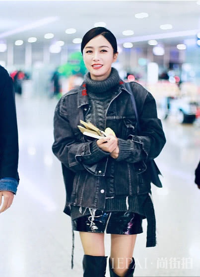 漆皮裙赶走冬日沉闷!周冬雨俏皮可爱,唐嫣的漆皮裙最具设计感