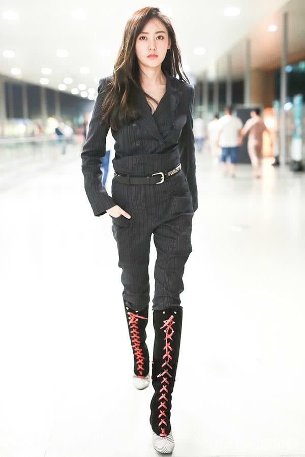 张天爱总能把黑色穿出个性,难怪气场全开!