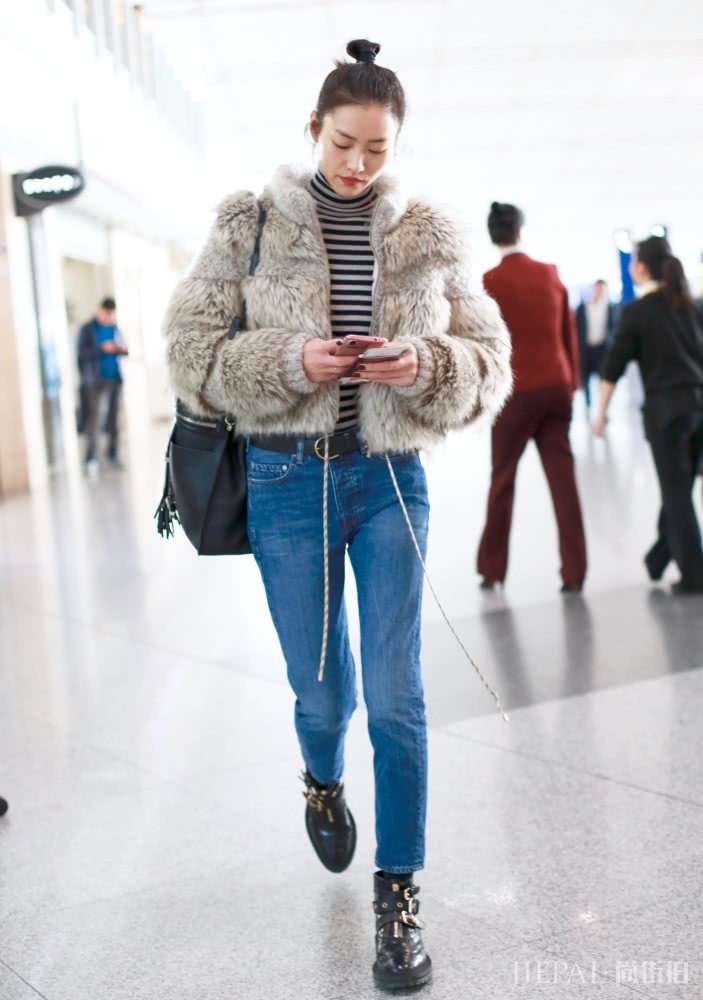 刘雯丸子头搭配毛绒外套时髦又温暖,尽显高级感