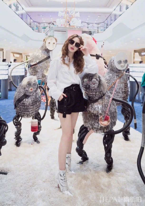 戚薇为秀腿竟把裙子撕掉一半？