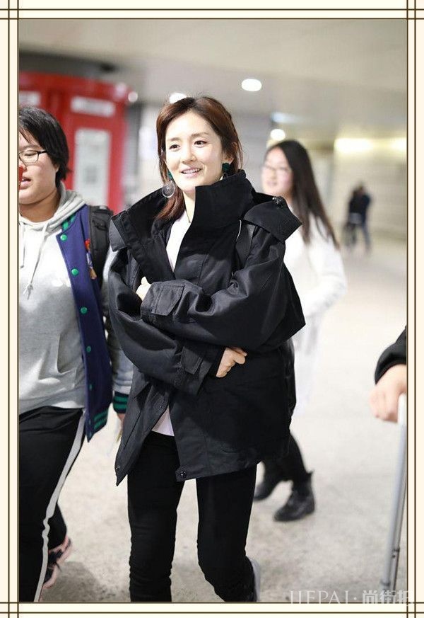 谢娜不是瘦出马甲线了吗？怎么才几天不见又从V形脸变大饼脸了？