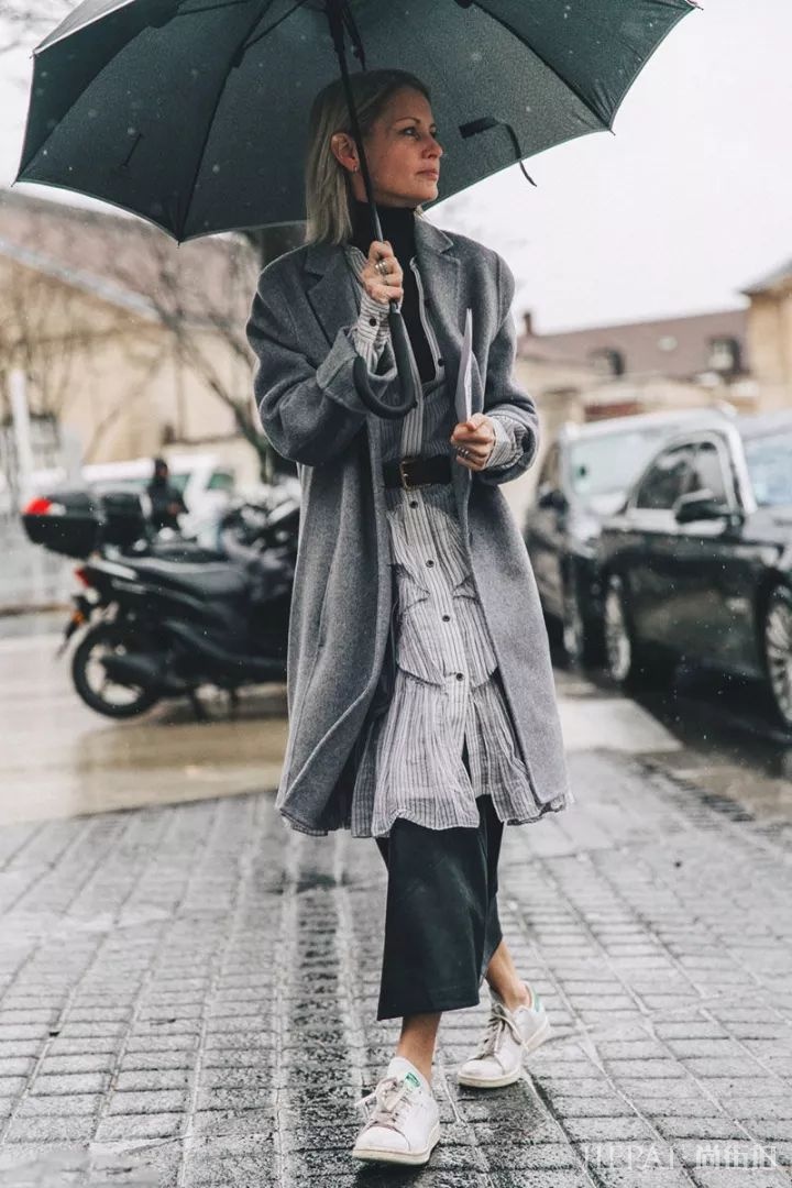 大衣配运动鞋时髦不止一点点!
