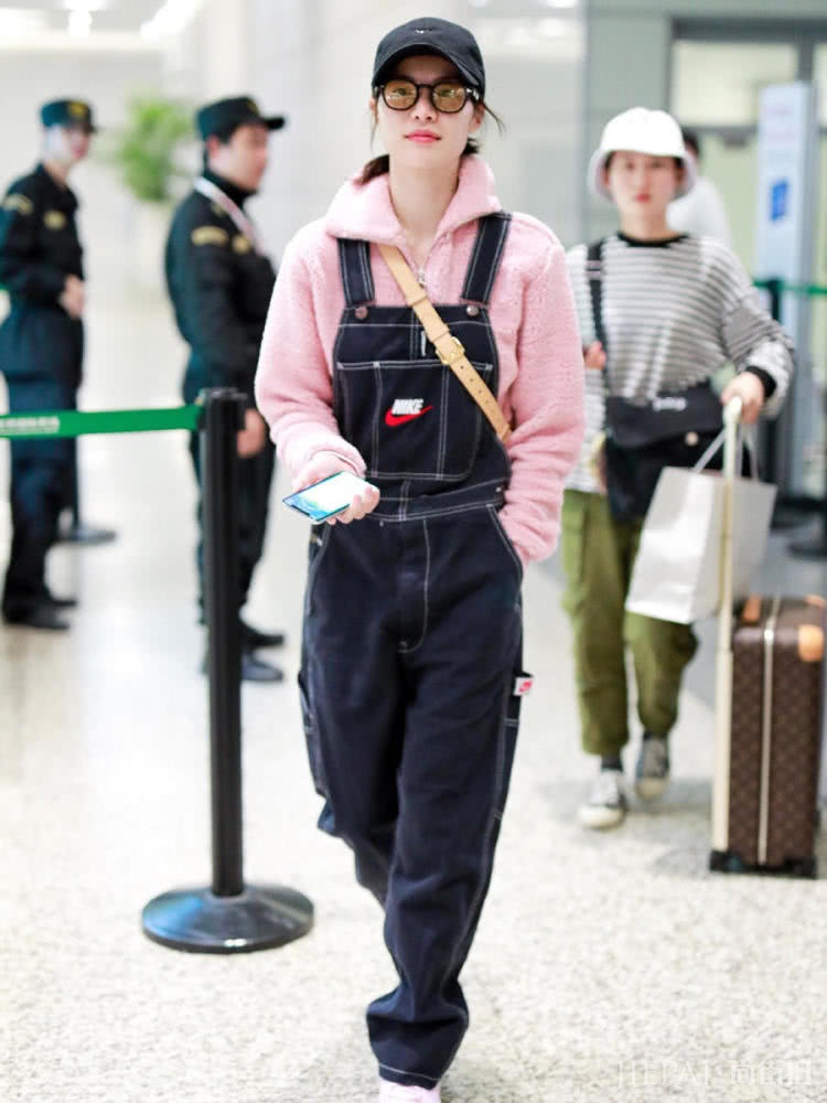 别再穿“貂”了,试试摇粒绒卫衣,戚薇钟楚曦Gigi都在穿