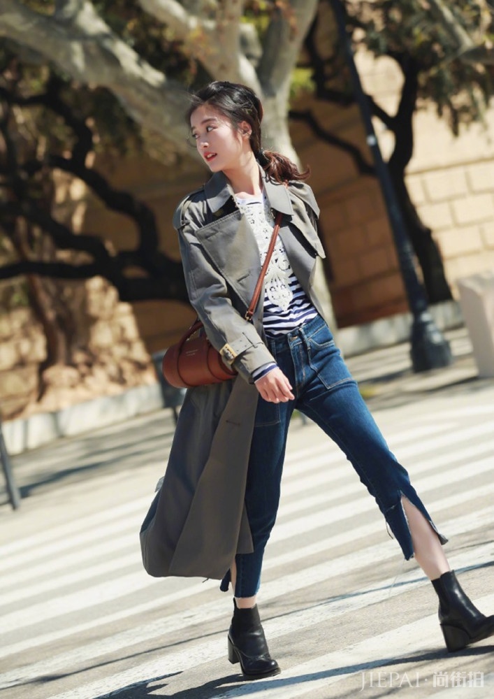 张雪迎路边街拍，大风衣穿出时尚气息