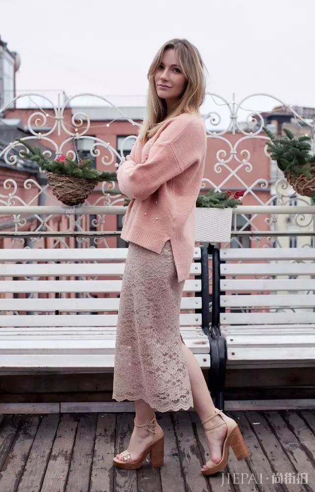 针织衫+半裙，才是秋天最显气质的搭配！