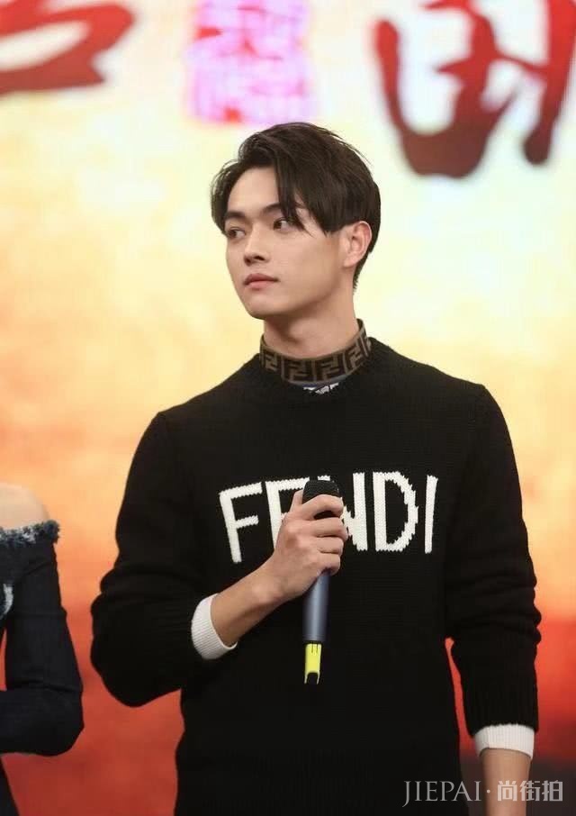 “傅璎CP”再合体,吴谨言穿一字肩扎半马尾,娇俏少女味十足