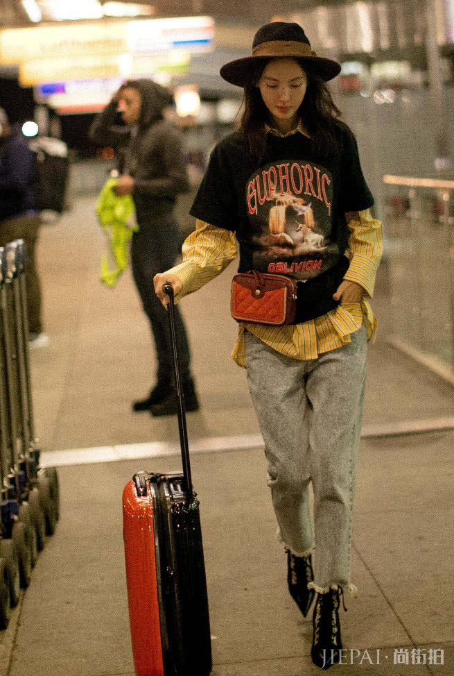 金晨穿“烙饼”+“铁盒”,造型可圈可点!