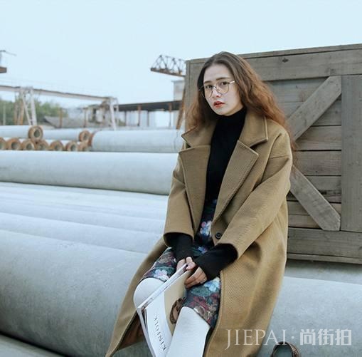 今年流行“裸靴”配大衣美翻了
