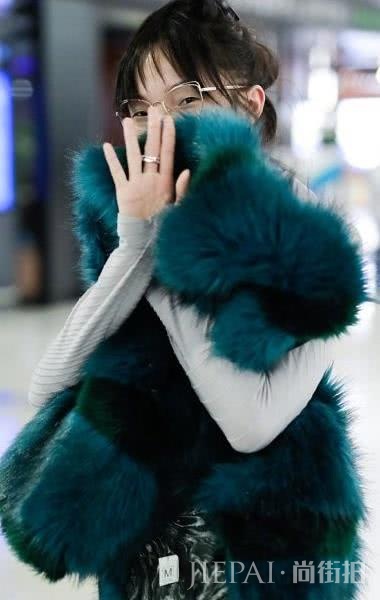 雏晓雯私服穿搭引潮流,高领打底尽显脸小,混搭风格让人眼前一亮