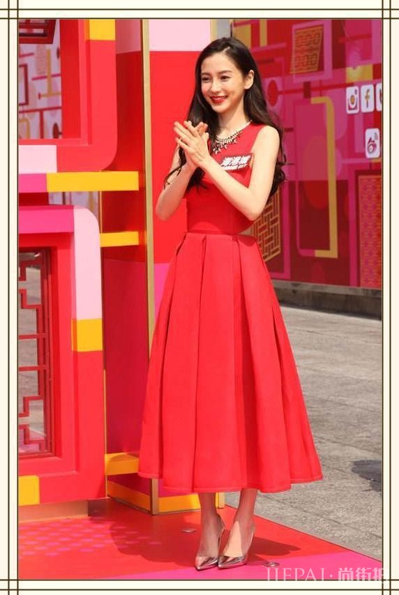杨颖穿一字肩长裙秀逆天锁骨,网友:这深度可以养金鱼了