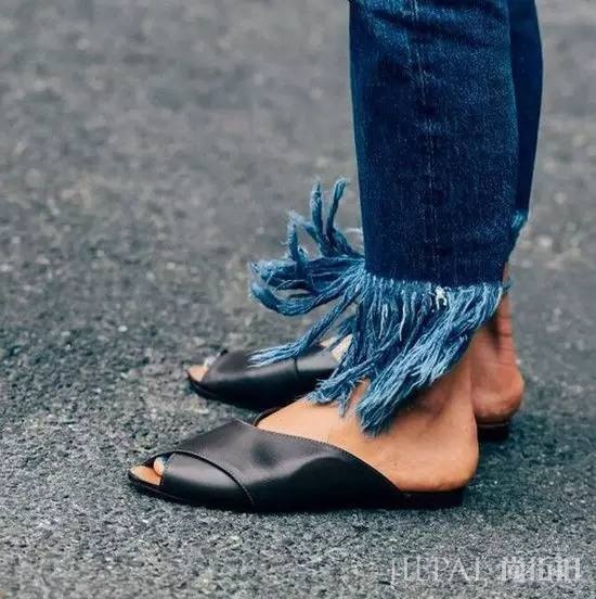 别再卷裤脚了,今年流行的裤子长这样!