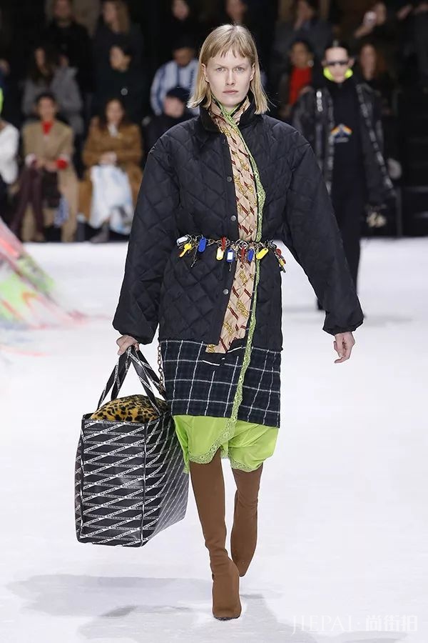 2018冬季羽绒服高调回归，穿对了一点都不老气！