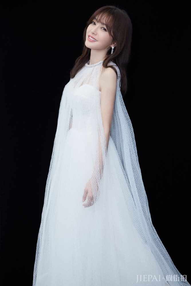 37岁秦岚8套礼服尽显魅力,每套都展现S型身材 女人味十足