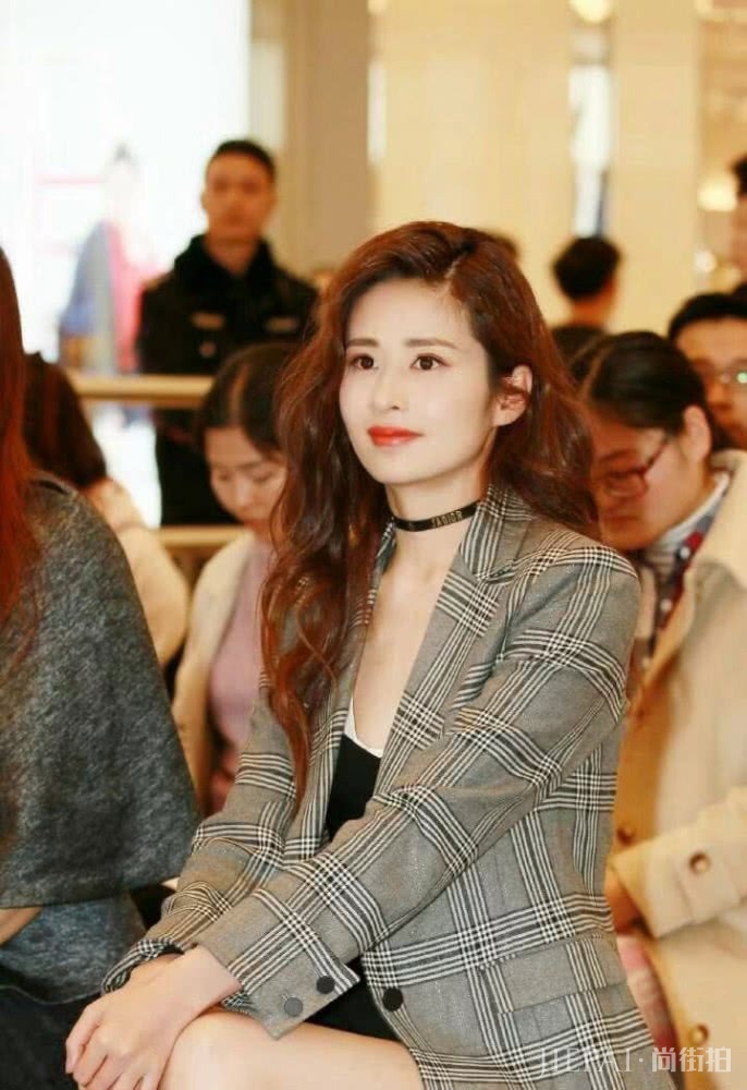 颖儿换发型大变样,一头卷发气质迷人,清新少女变气质辣妈