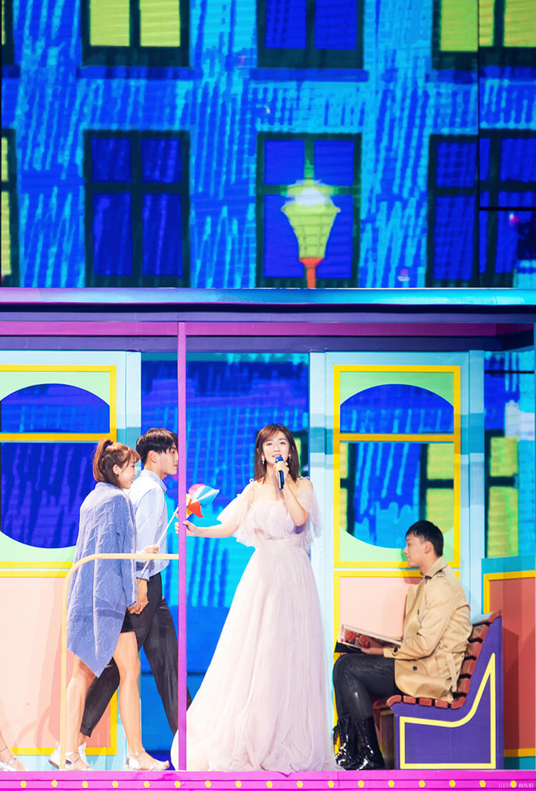 谢娜瘦回颜值巅峰期？连换两套造型气质典雅，回眸一笑太甜了！