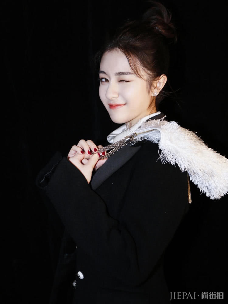 李兰迪小黑裙配大衣，未修图也少女感十足！