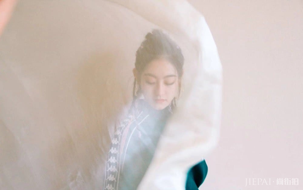 祝绪丹新发型真美,扎半丸子头绑小辫儿,尽显娇俏少女味