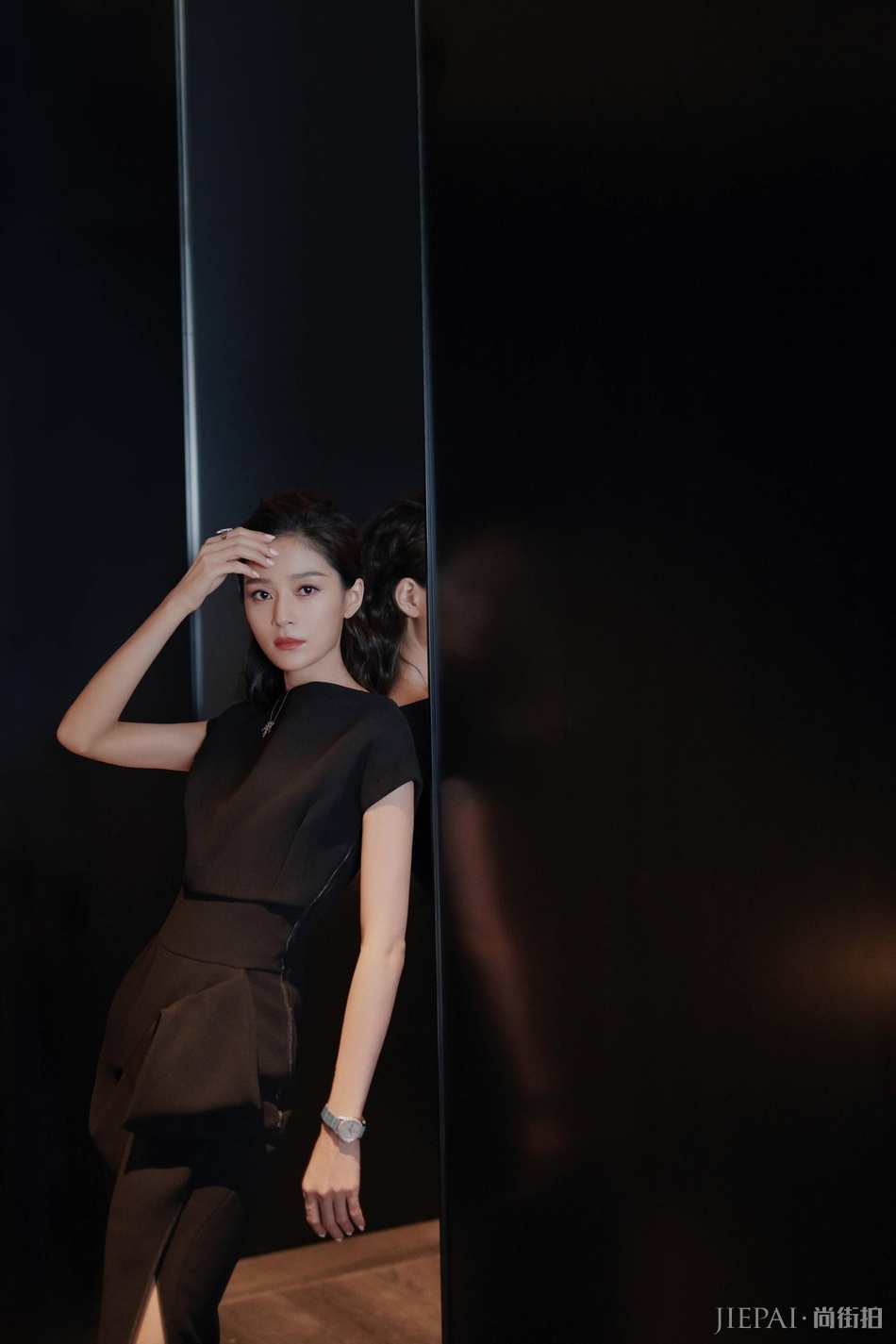 王媛可最新美图曝光 “小腰精”变身时尚icon