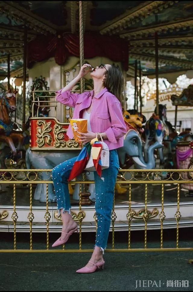 谁说红色显low？这位博主把红色穿成时尚大片，每张街拍都美到窒息！